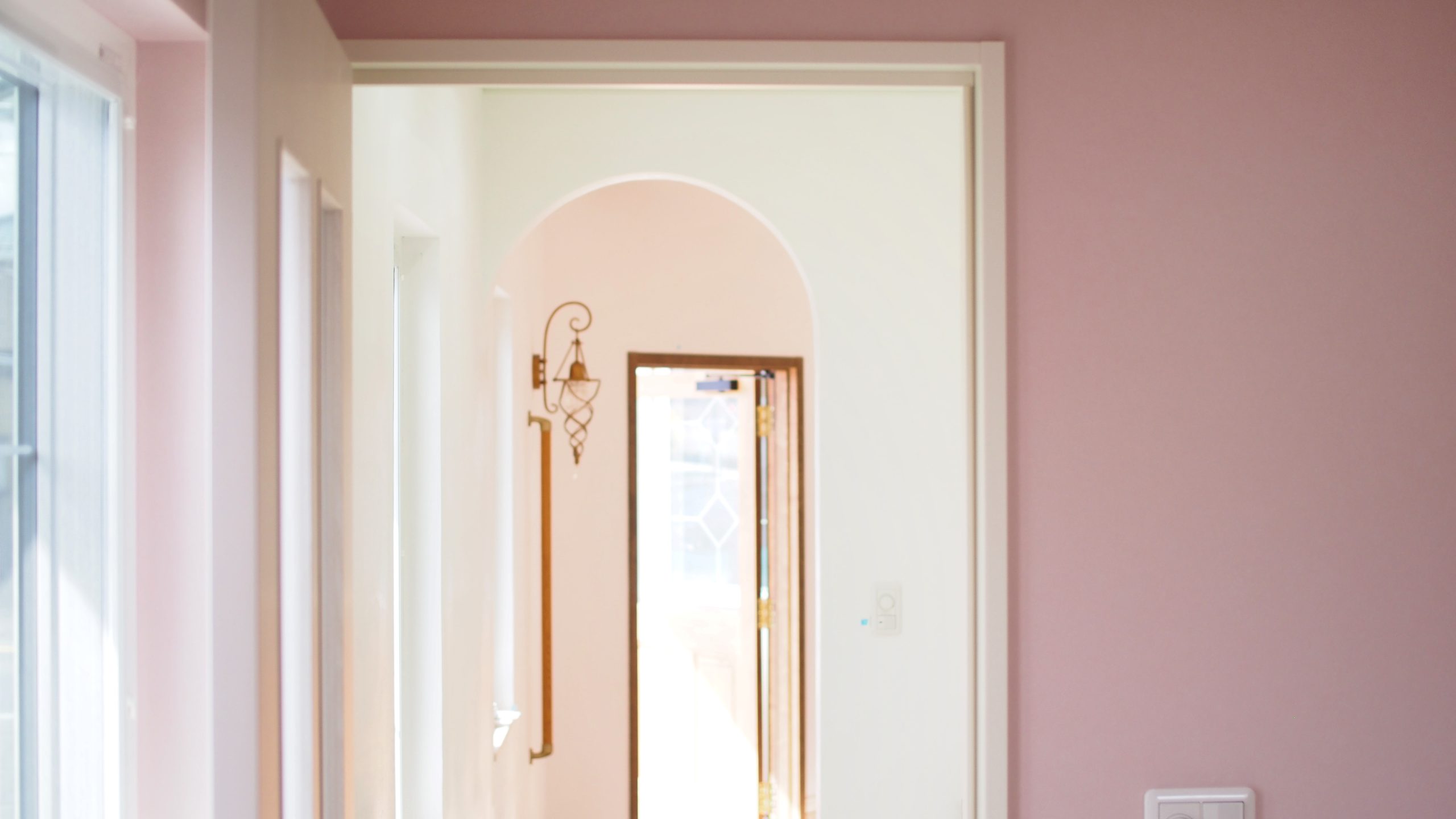 アーチ壁　くすみカラーの壁紙　玄関ドア　